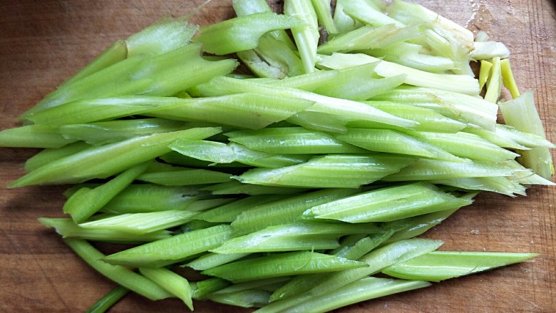 清肠饮食之芹菜小炒火腿蛋,用刀斜切成菱形块