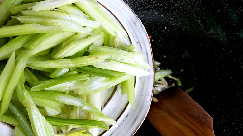 清肠饮食之芹菜小炒火腿蛋,倒入芹菜进行翻炒