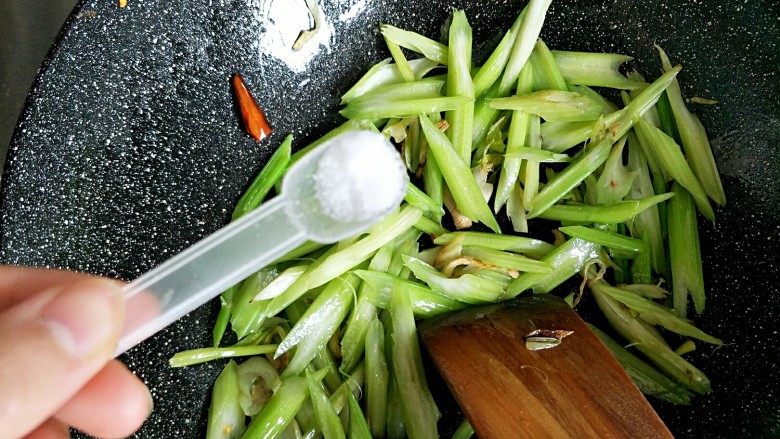 清肠饮食之芹菜小炒火腿蛋,加入盐进行调味