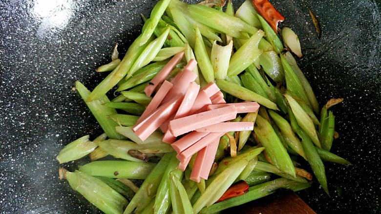 清肠饮食之芹菜小炒火腿蛋,芹菜变色以后放入火腿