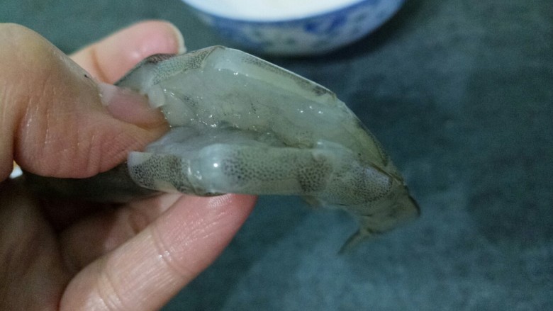 蒜蓉虾(烤箱版),然后开背,把背部的虾线取出来