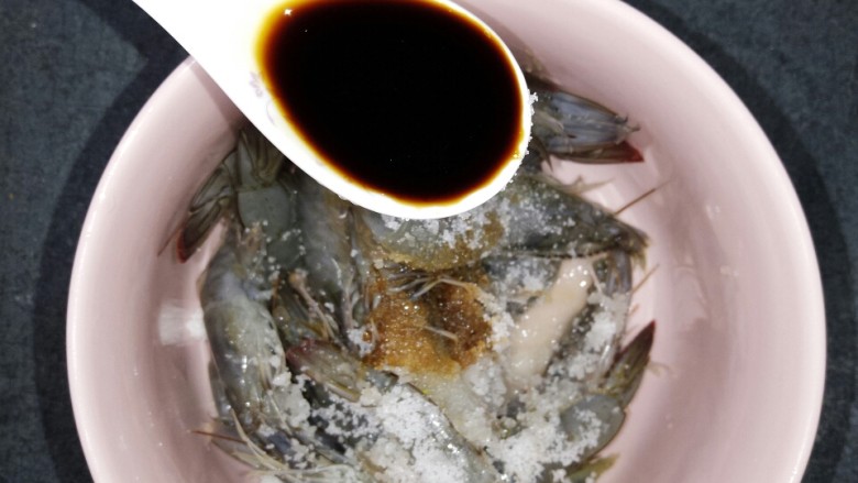 蒜蓉虾(烤箱版),再放一勺<a style='color:red;display:inline-block;' href='/shicai/ 788'>生抽</a>