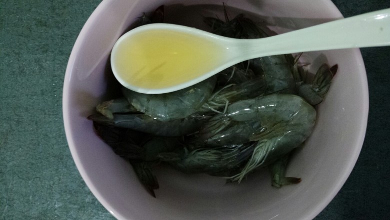 蒜蓉虾(烤箱版),然后腌一下,先放一勺<a style='color:red;display:inline-block;' href='/shicai/ 718'>料酒</a>