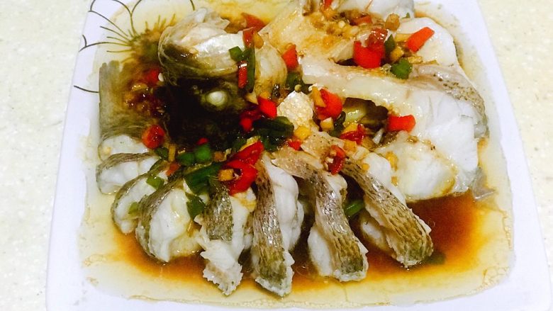 浅湘食光&剁椒开屏鱼,热油下佐料炒香淋在鱼上,上桌