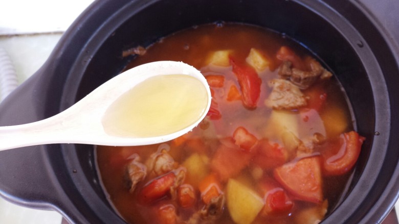 砂锅土豆西红柿炖牛肉,放一勺料酒,开中小火炖