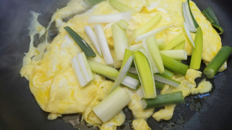 葱炒鸡蛋,鸡蛋炒熟后放入葱段