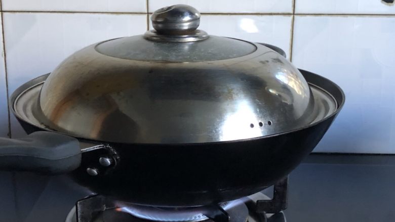 史上最嫩鸡胸肉,再煎一分钟后,再次翻面。然后盖上盖子,大火三分钟。
