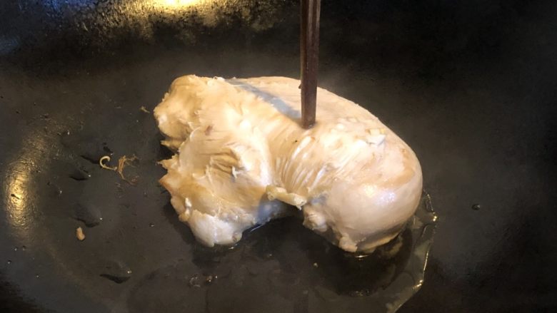 史上最嫩鸡胸肉,转小火三分钟。关火再焖三分钟。然后开盖,此时,鸡胸肉已经熟透,筷子能轻松戳进去。锅里有干煎出来的汁水。不要倒掉。