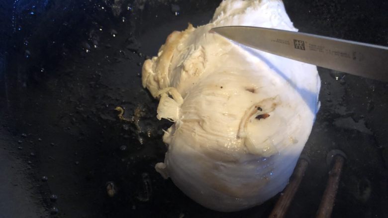 史上最嫩鸡胸肉,用一把锋利的水果刀,直接在锅里切片,避免二次污染。