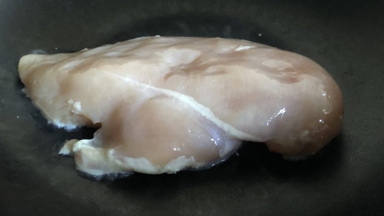 史上最嫩鸡胸肉,鸡胸肉放进去,应当马上能听到“糍”的一声。