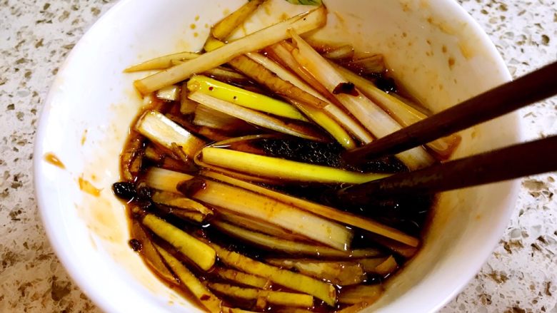 双耳炝黄瓜,搅拌均匀入味