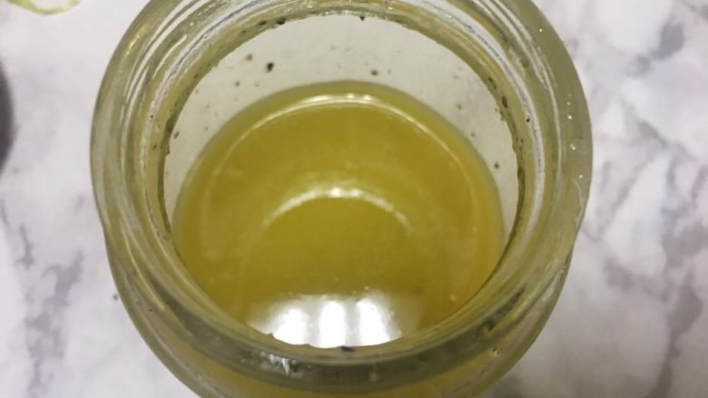蔬菜油醋沙拉,盖上瓶盖使劲的混合摇匀,使油醋汁充分的乳化,打开盖子尝尝口味,再按照个人的口味调味即可