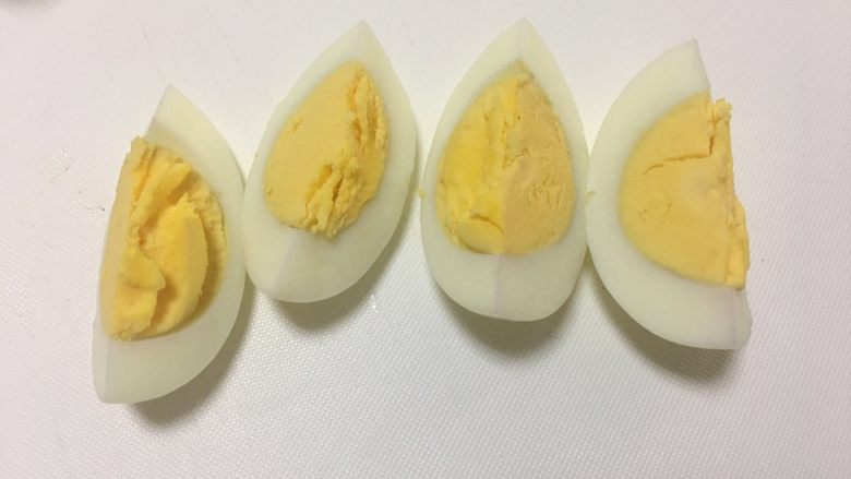 蔬菜油醋沙拉,鸡蛋切4小块,我喜欢老一些的鸡蛋,你可以煮嫩一些
