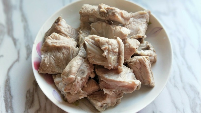 家乡春节必备的一道大菜-红烧排骨,之后两肋排焯水,冷水入锅,烧开,撇出