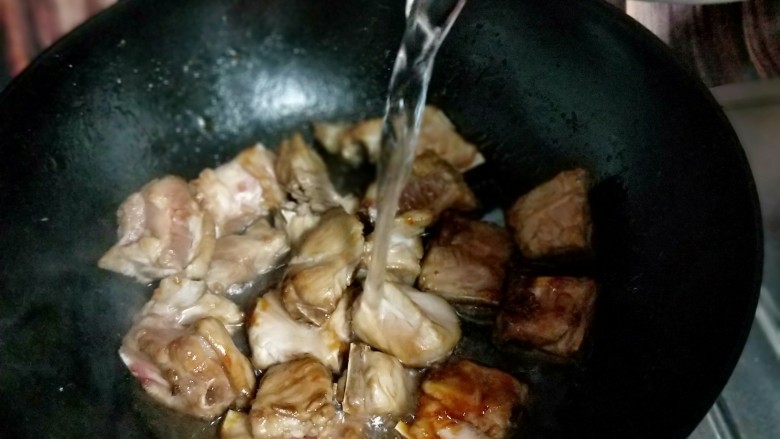 家乡春节必备的一道大菜-红烧排骨,加入清水,没过排骨为佳。