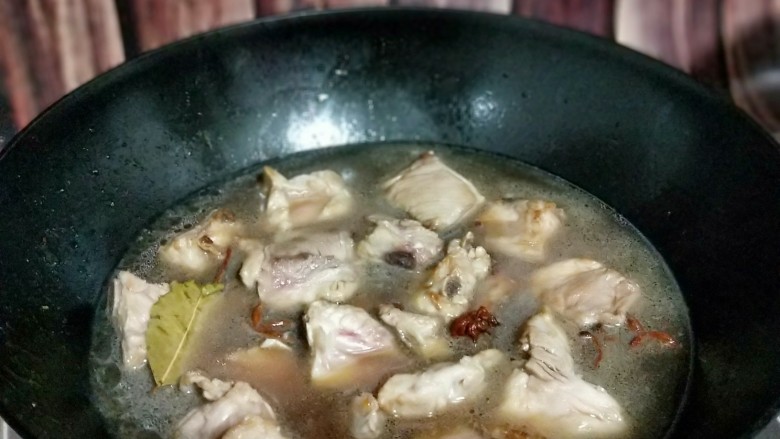 家乡春节必备的一道大菜-红烧排骨,盖上盖子,大火烧开,转小火慢炖35分钟。