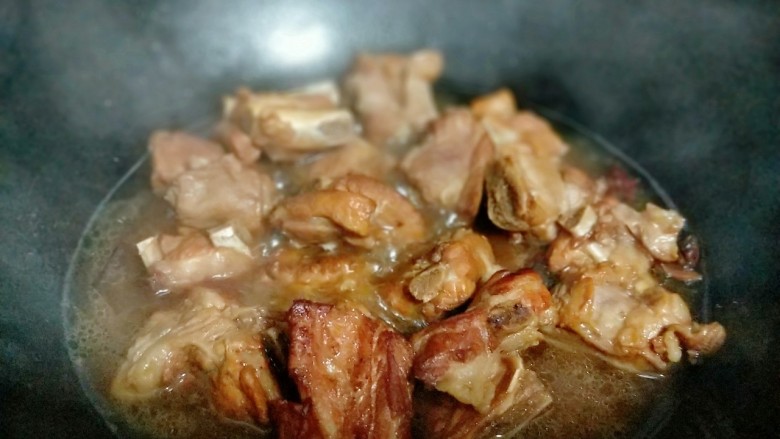 家乡春节必备的一道大菜-红烧排骨,约35分后,肋排烂糊了。