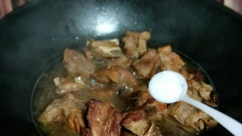 家乡春节必备的一道大菜-红烧排骨,加入盐,再炖5分钟。