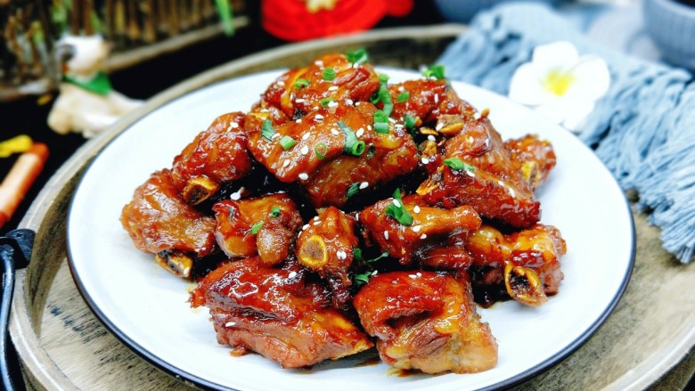 家乡春节必备的一道大菜-红烧排骨,盛出装盘,撒上熟白芝麻,葱花。特别美味。