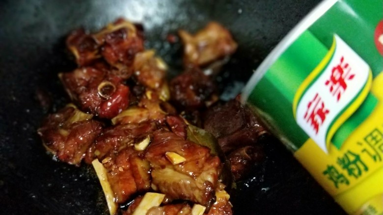 家乡春节必备的一道大菜-红烧排骨,关火,加入鸡粉,翻炒均匀。
