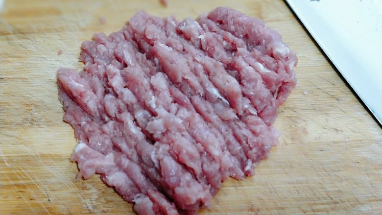 油豆腐酿肉,将<a style='color:red;display:inline-block;' href='/shicai/ 414'>猪肉</a>洗干净剁成肉糜,用料理机也可以。