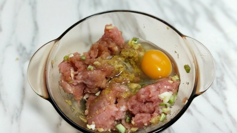 油豆腐酿肉,再加入<a style='color:red;display:inline-block;' href='/shicai/ 829'>十三香</a>,加入鸡蛋。