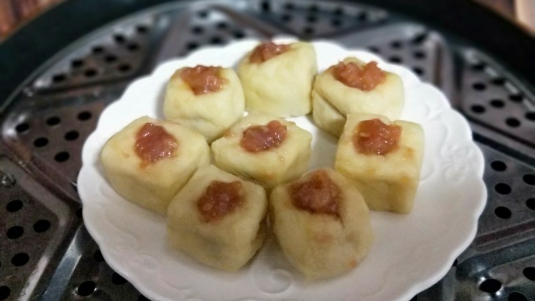 油豆腐酿肉,依次做好,上锅隔水蒸,大火烧开后,转小火18分钟,关火焖2分钟。