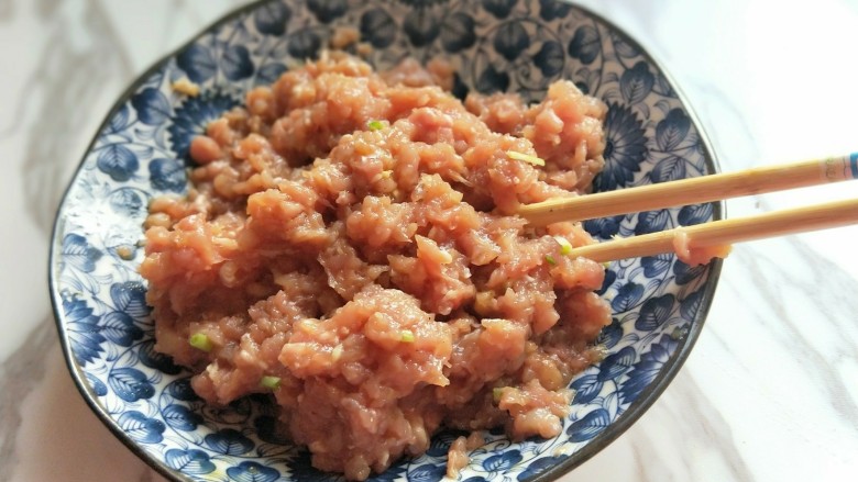 芡汁肉丸《附加详细肉丸制作》,用筷子搅拌均匀,腌制15分钟。