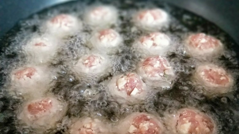 芡汁肉丸《附加详细肉丸制作》,起油锅,油温7成时一个一个的将丸子下锅,中小火炸丸子,炸至金黄即可出锅。