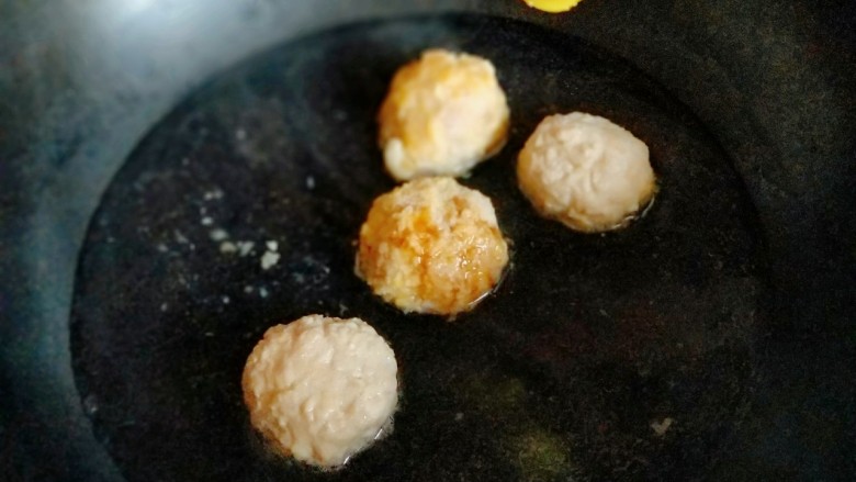 芡汁肉丸《附加详细肉丸制作》,锅中加入清水,把炸好的丸子放入锅中,加入生抽,老抽。(吃几个做几个)