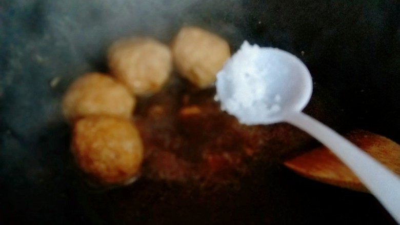 芡汁肉丸《附加详细肉丸制作》,再依个人口味加入盐。大火烧开,转中火5分钟,把丸子盛出。