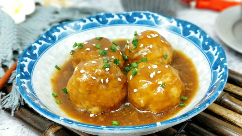芡汁肉丸《附加详细肉丸制作》,近看,肉丸香,汤汁浓,特别美味。