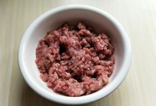 纯肉馅饺子,<a style='color:red;display:inline-block;' href='/shicai/ 10695'>肉糜</a>,我超市买的,让店员帮忙绞成肉馅的,这里不强调,自己剁,食用料理机都可以。