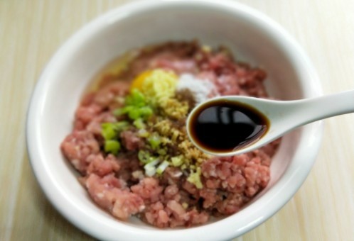 纯肉馅饺子,加入<a style='color:red;display:inline-block;' href='/shicai/ 788'>生抽</a>。