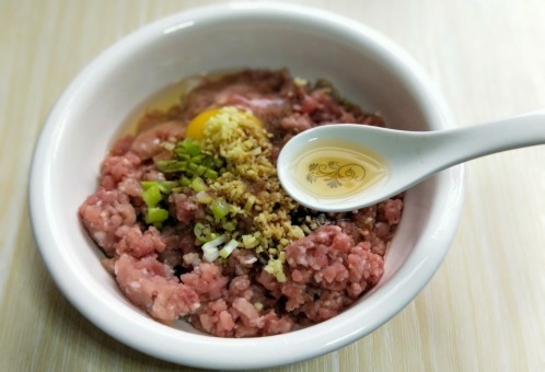 纯肉馅饺子,再加入<a style='color:red;display:inline-block;' href='/shicai/ 718'>料酒</a>,(适当多加一些,去肉腥)