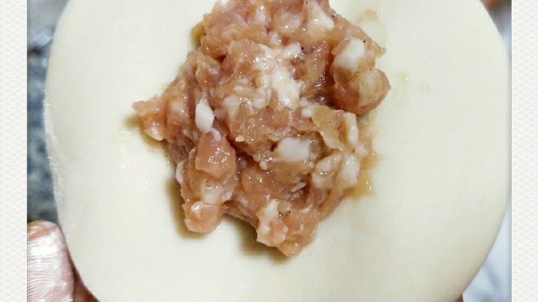 纯肉馅饺子,取一张<a style='color:red;display:inline-block;' href='/shicai/ 4346'>饺子皮</a>，放入适合的馅料。(<a style='color:red;display:inline-block;' href='/shicai/ 4346'>饺子皮</a>我是超市买的，如果自己和面，擀<a style='color:red;display:inline-block;' href='/shicai/ 4346'>饺子皮</a>也可以呦～)