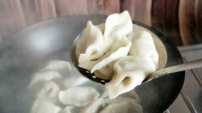 纯肉馅饺子,煮水饺喽~锅中加入水烧开后下水饺,东北有句话: (开锅煮皮,盖锅煮馅。)也就是说不盖盖子是煮皮,盖上盖子是煮馅。煮熟捞出即可。