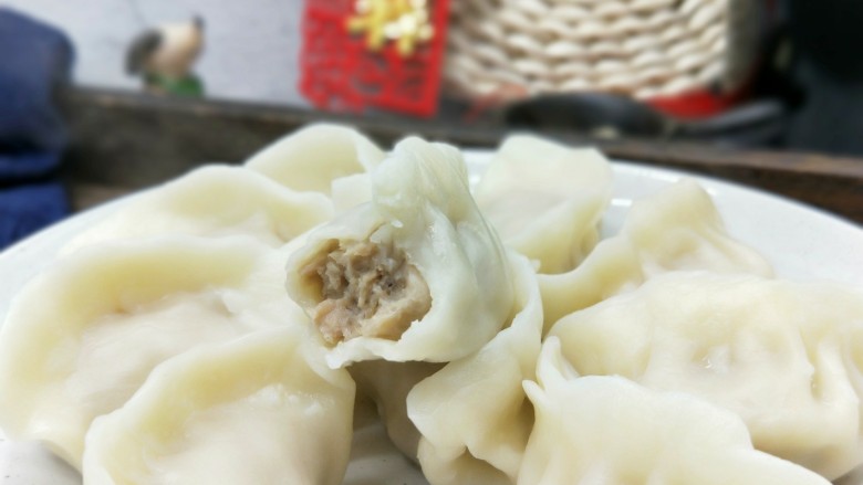 纯肉馅饺子,皮薄馅大,汁多。