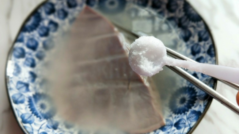 春季养生~补血明目佳品&蒜泥白切猪肝,加入盐,继续用手不停地搓,浸泡15分钟。