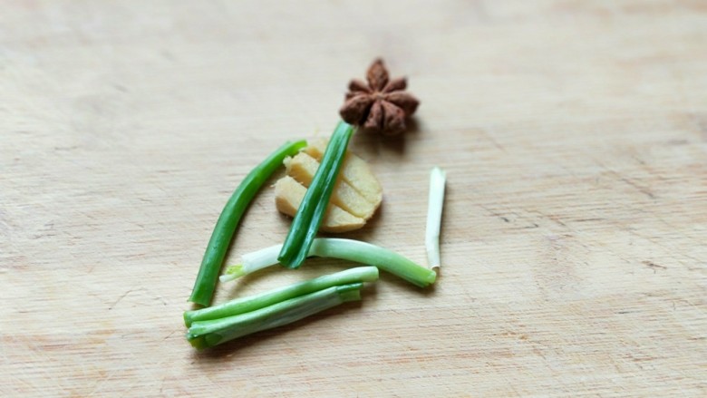 春季养生~补血明目佳品&蒜泥白切猪肝,葱去皮切段,姜去皮切丝。