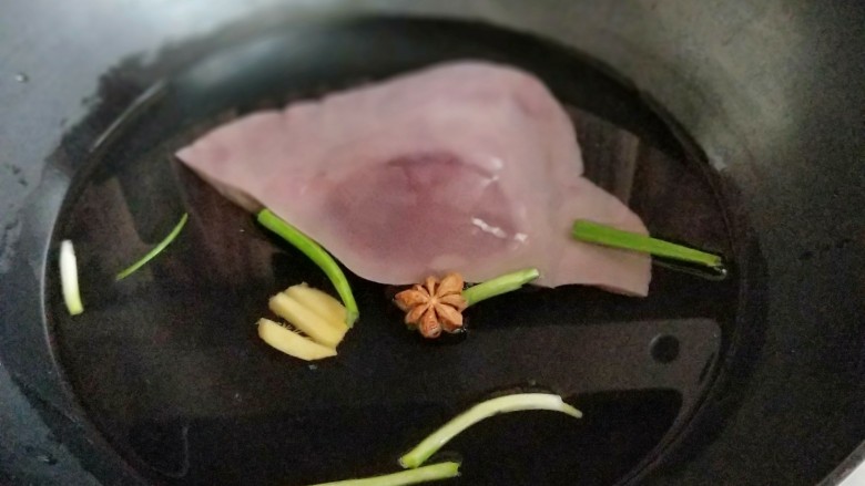春季养生~补血明目佳品&蒜泥白切猪肝,将泡好的猪肝放入锅中,加入清水,在加入香料。