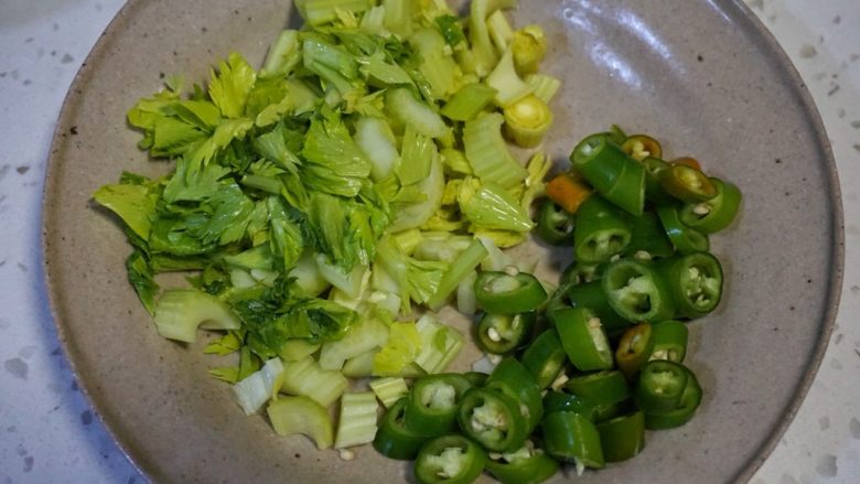 香炒龙利鱼丁,西芹切块,青椒切圈。