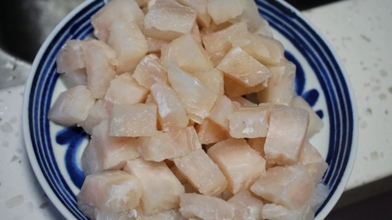 香炒龙利鱼丁,龙利鱼切丁,加入少量<a style='color:red;display:inline-block;' href='/shicai/ 718'>料酒</a>拌匀。