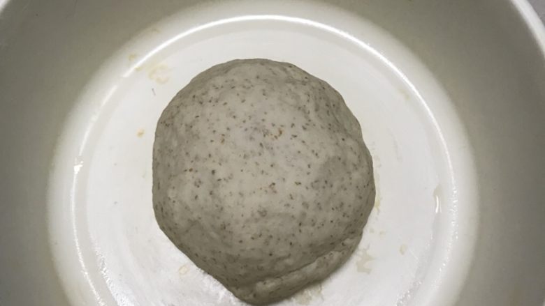 全麦贝果,拿出来整圆放在保鲜碗里,放进冰箱冷藏1小时,有利于出膜(静置出膜法)