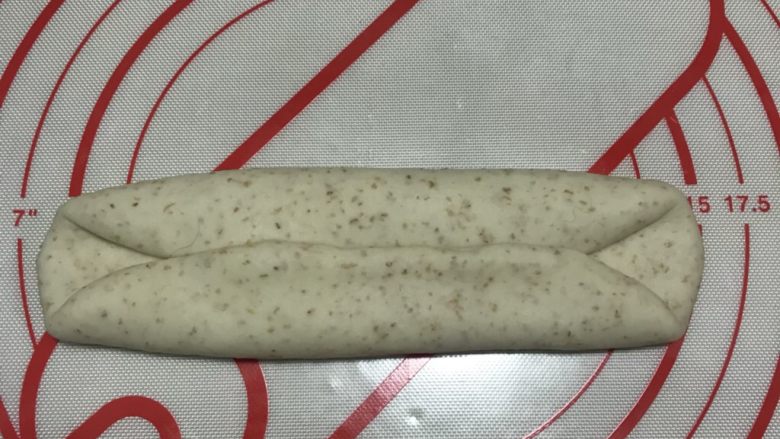 全麦贝果,一边再折叠,折叠时要压实