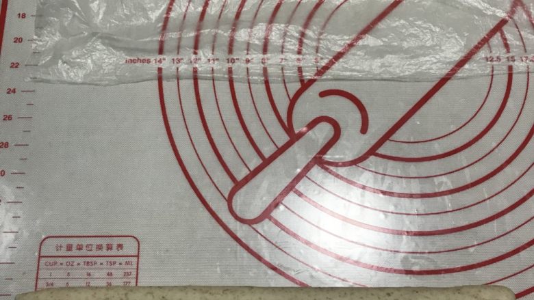 全麦贝果,再次从第一个开始搓长,长途在30厘米左右,左手边一头稍微细点如图