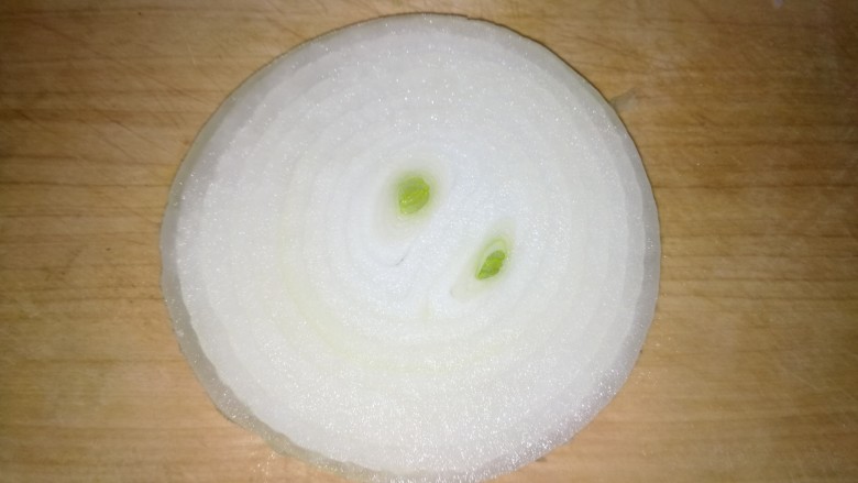 洋葱圈蔬菜蛋饼,把洋葱切成5毫米的厚度