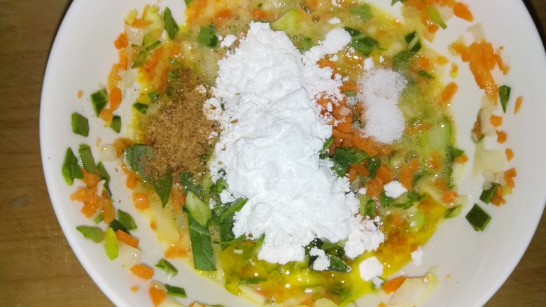 洋葱圈蔬菜蛋饼,加入生粉,盐,麻辣粉,食用油搅拌均匀