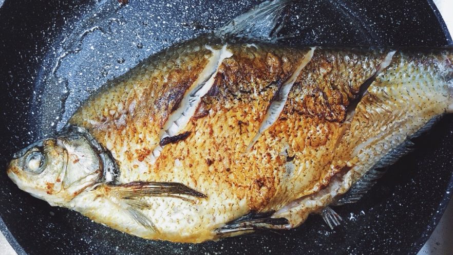 煎鱼不粘皮、烧鱼不碎的做法