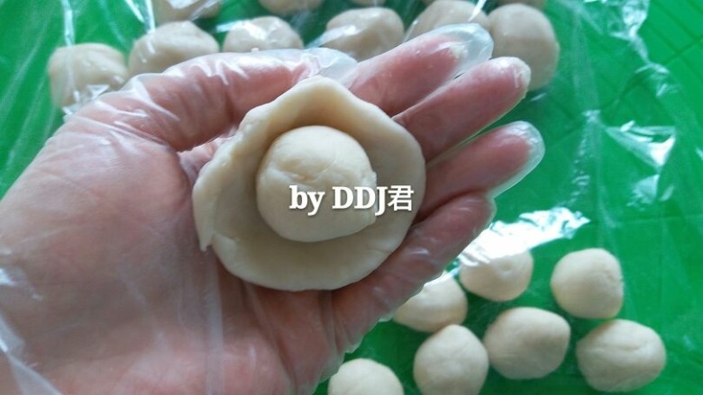 玉米油版蛋黄酥,用水油皮包裹住油酥,捏紧收口